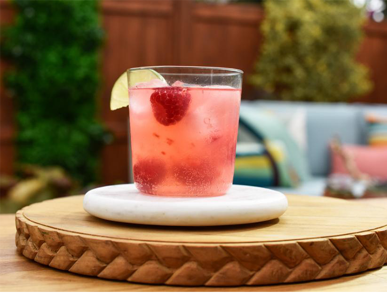 raspberry gin and tonic cocktail