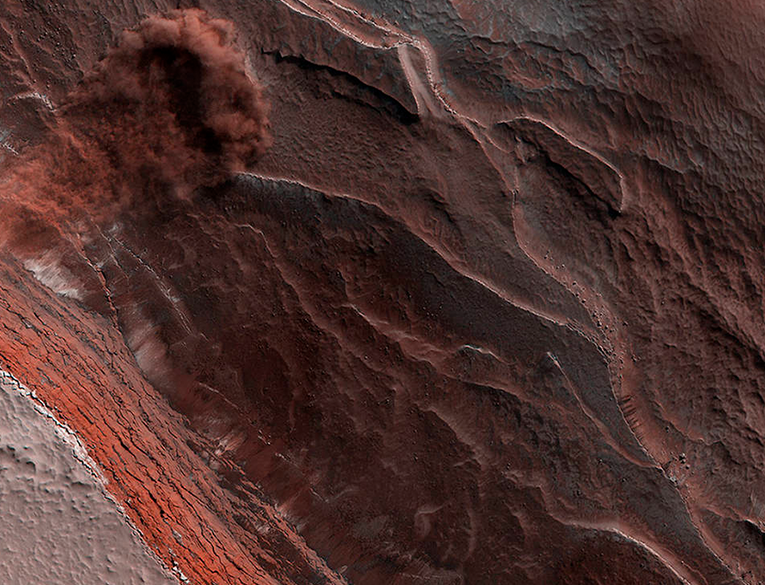 NASA HiRISE Catches an Avalanche on Mars