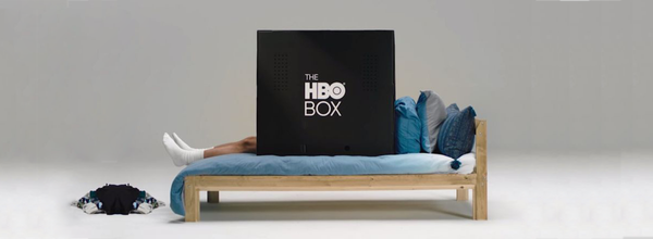 HBOが学生のためにプライバシーを考慮した黒い段ボール箱を紹介