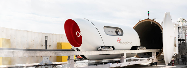 Virgin Hyperloopが実際の乗客を乗せた初めての試乗テストを完了